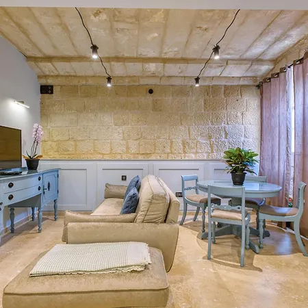 Charming Restored Townhouse With Rooftop Terrace & Bbq - Apartament Attard