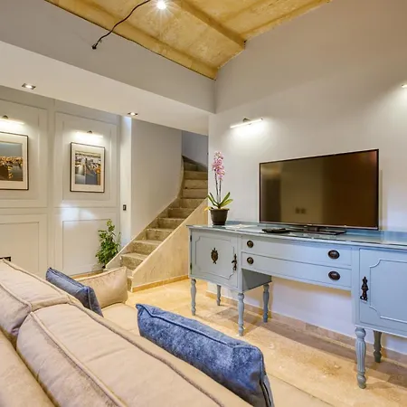 Charming Restored Townhouse With Rooftop Terrace & Bbq -
