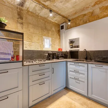 Charming Restored Townhouse With Rooftop Terrace & Bbq - Apartament Attard