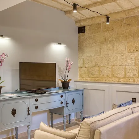 Charming Restored Townhouse With Rooftop Terrace & Bbq -