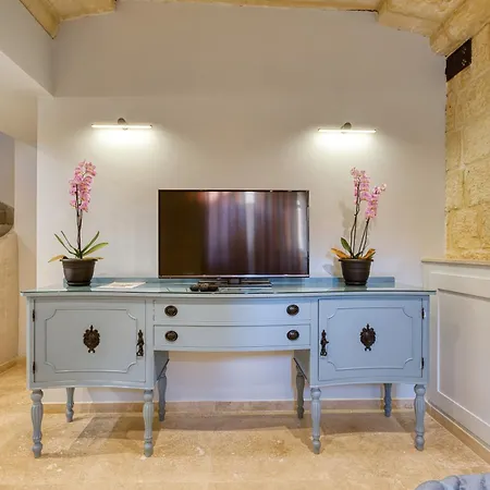Charming Restored Townhouse With Rooftop Terrace & Bbq - * Attard
