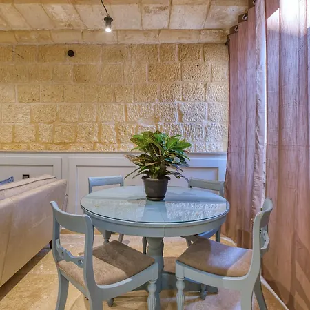 Apartament Charming Restored Townhouse With Rooftop Terrace & Bbq - Attard