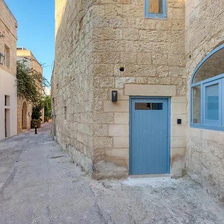 Apartament Charming Restored Townhouse With Rooftop Terrace & Bbq - Attard